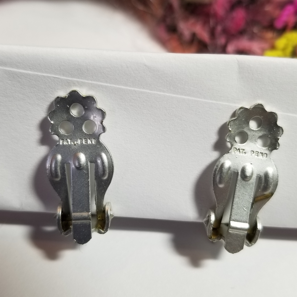 Relisted -Vintage maple leaf clip earrings silver tone tree nature woodland - Picture 6 of 10
